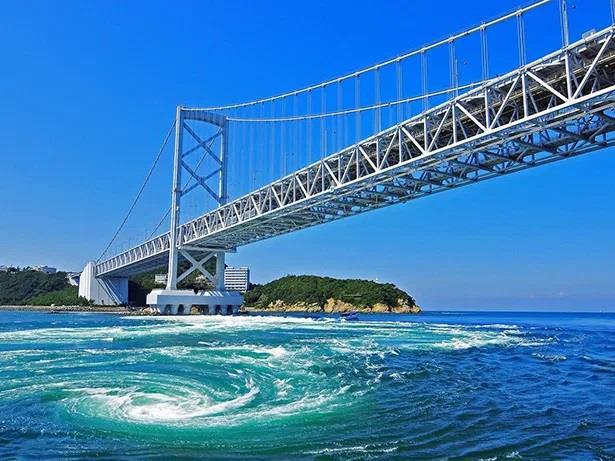 ¡Una línea panorámica dinámica que conecta el mar, magníficas vistas, mitos y artes tradicionales con un puente!