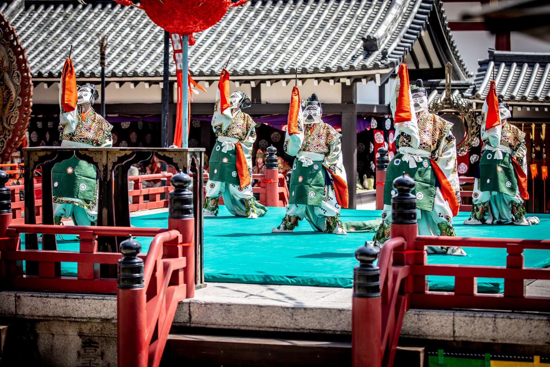 The popular Tennoji Bugaku Dance is not only performed at Shitenno-ji Temple, but also in Tokyo and various locations outside of Japan. 