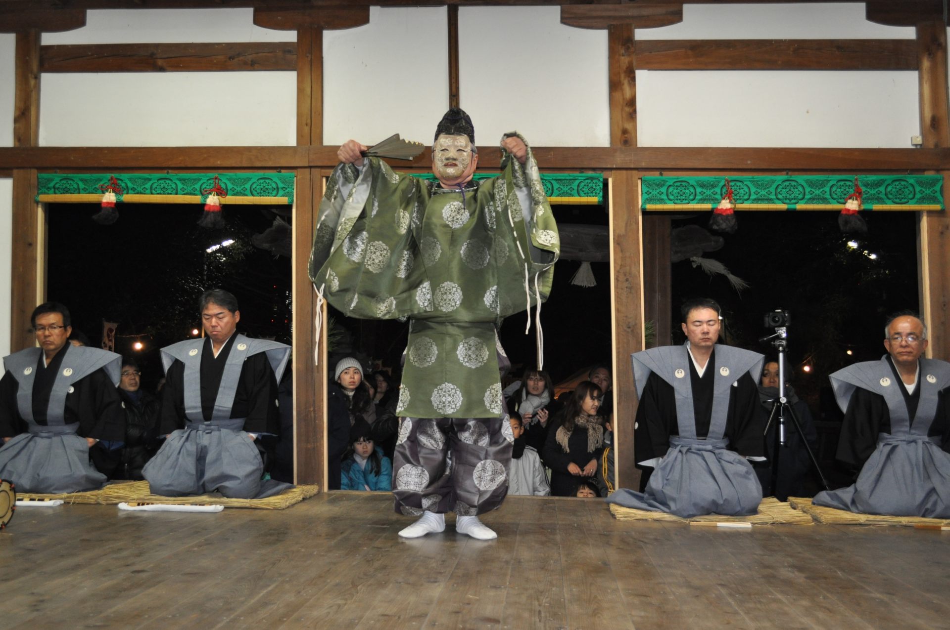 The Kuruma Otoshi-jinja Shrine Okinamai Dance is a rare version that consists of four parts and includes the role of Chichinojo.