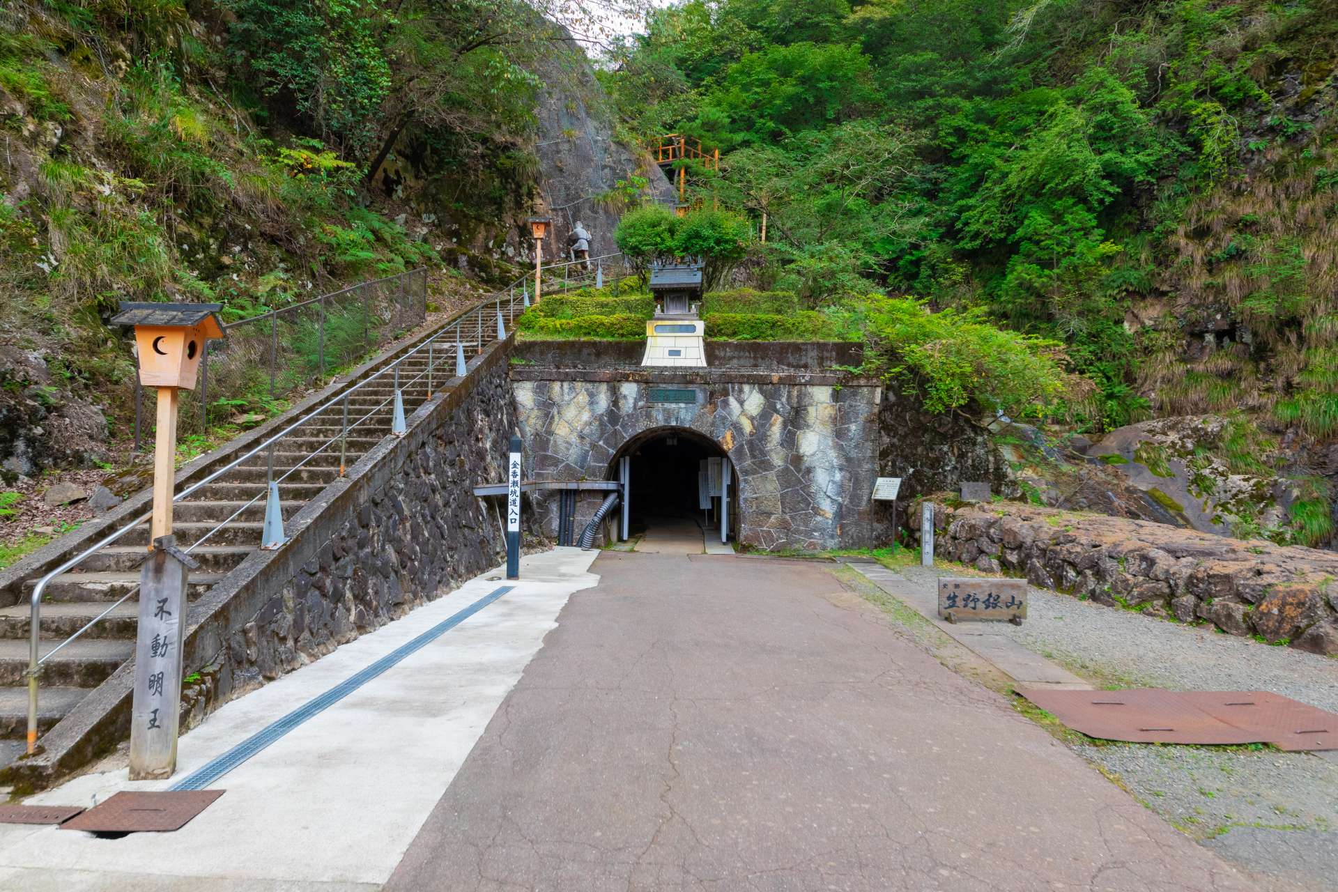 Desde la entrada con el arco de estilo francés, se extiende un recorrido de 1.000 m (0,6 millas) en el túnel, aproximadamente un recorrido de 40 minutos.