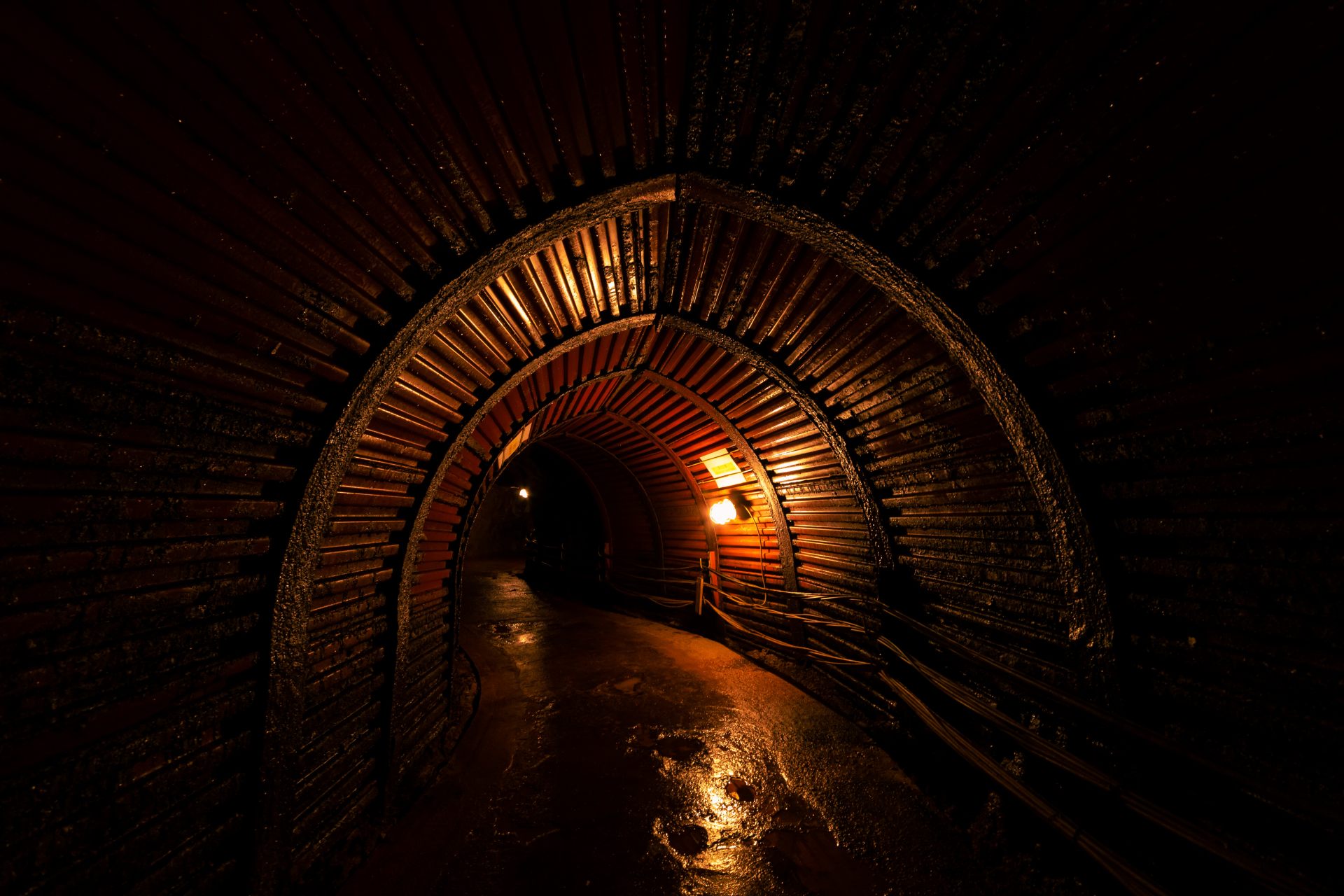 昏暗的隧道全年氣溫為13ºC（55°F），夏涼冬暖。