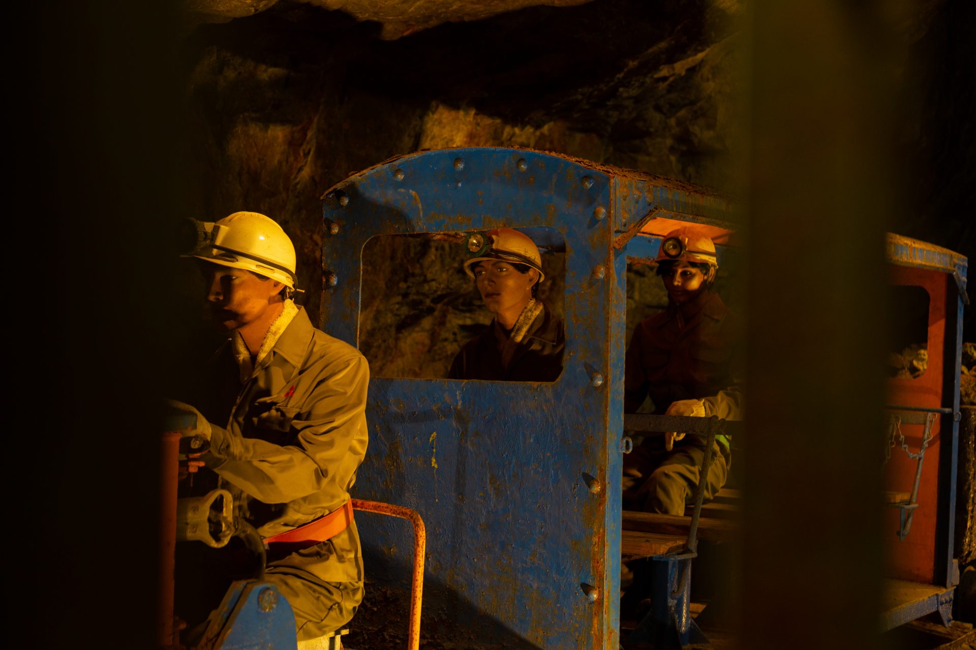 有轨电车在隧道中行驶，以实现高效运输。人偶描绘了现代化的矿山和江户时代的老式手工艺品。