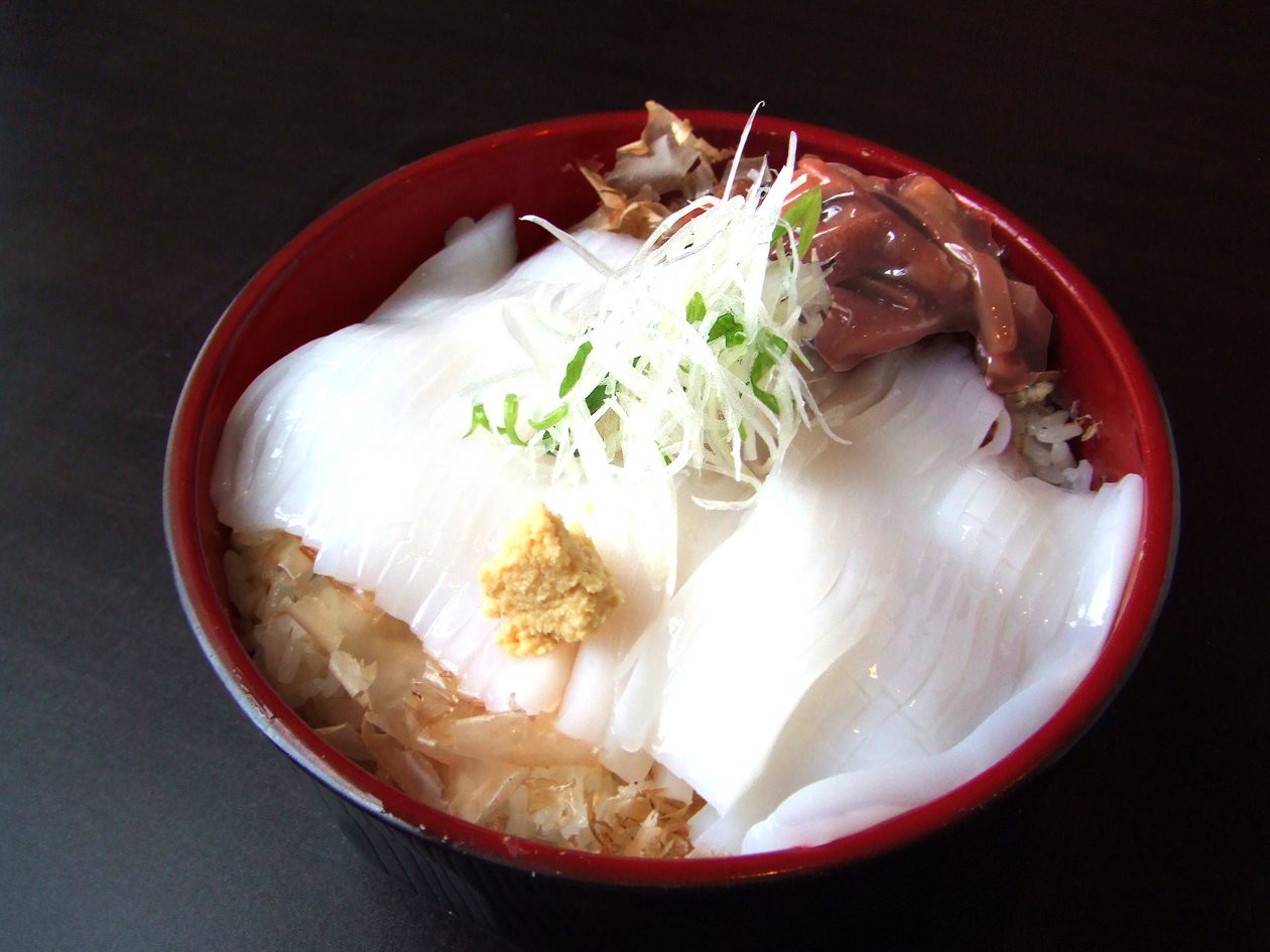 Le Squid Bowl à 2 300 yens est accompagné du calamar clair, signe de fraîcheur. Appréciez la texture croquante.