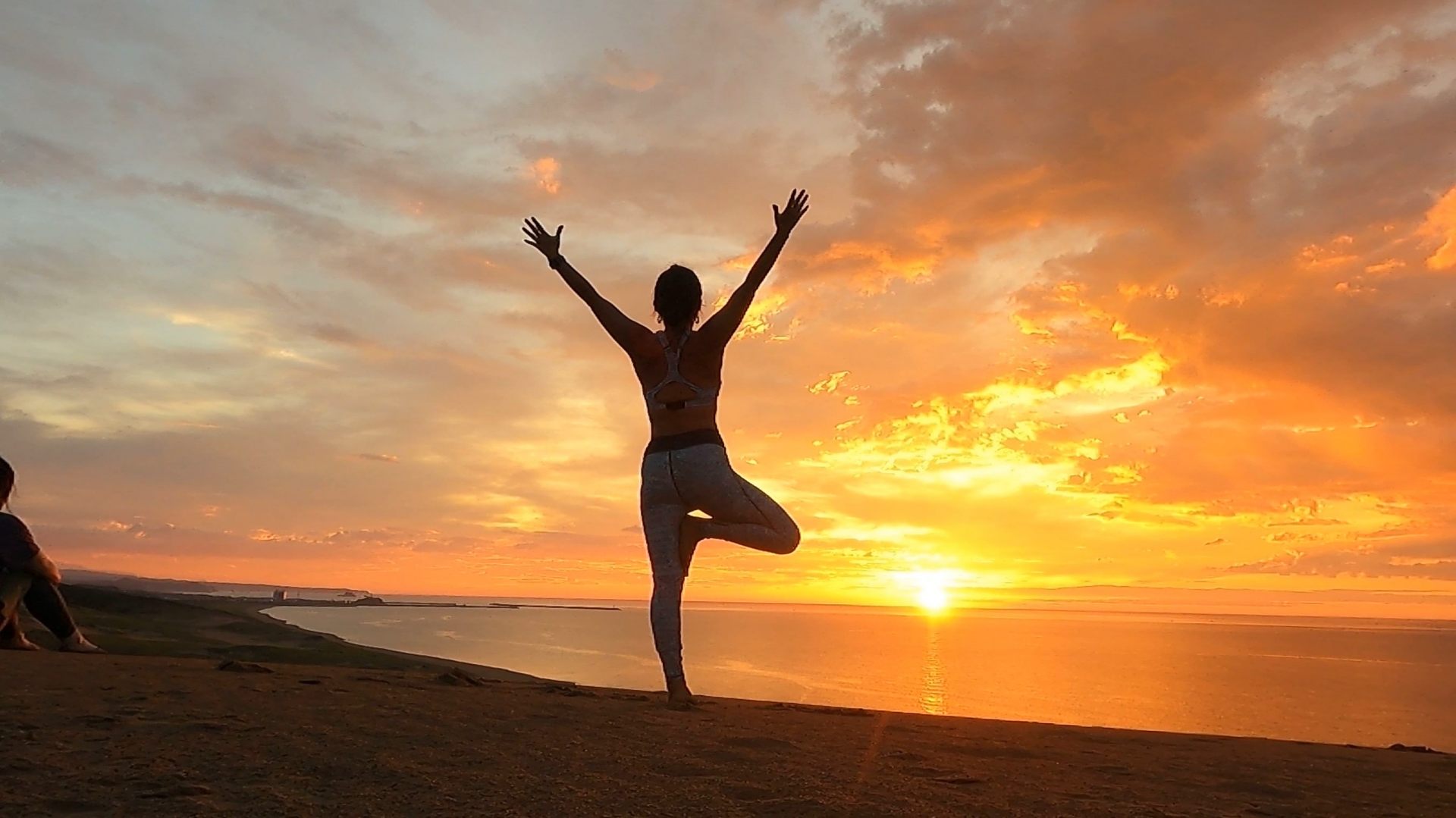 Yoga au coucher du soleil sur les dunes de sable de Tottori. Capturez le pouvoir de Mère Nature.