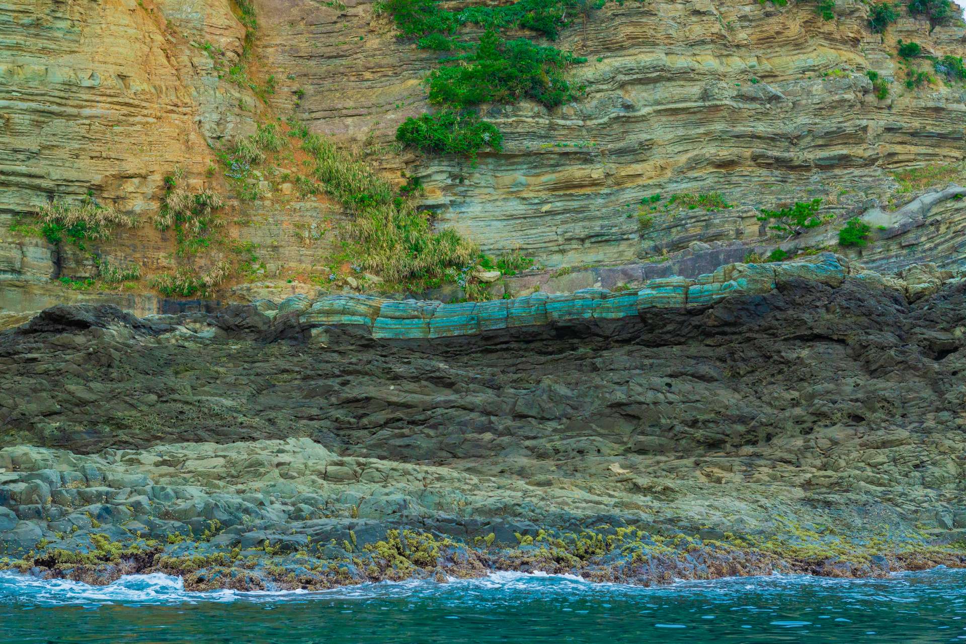 ¡Aproximación cercana a la roca! Observar las capas de fósiles es una de las atracciones del recorrido por los geositios.