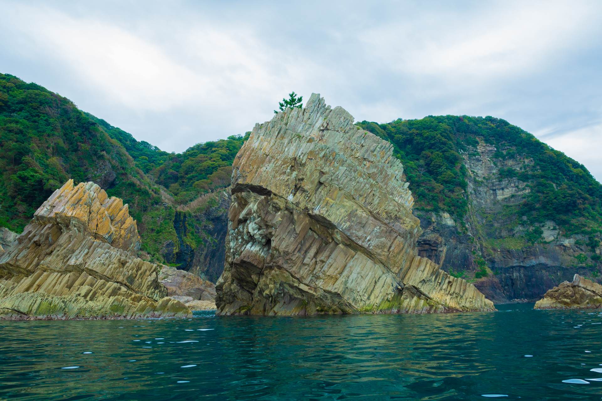 这块奇怪的独特岩石看起来像人脸。