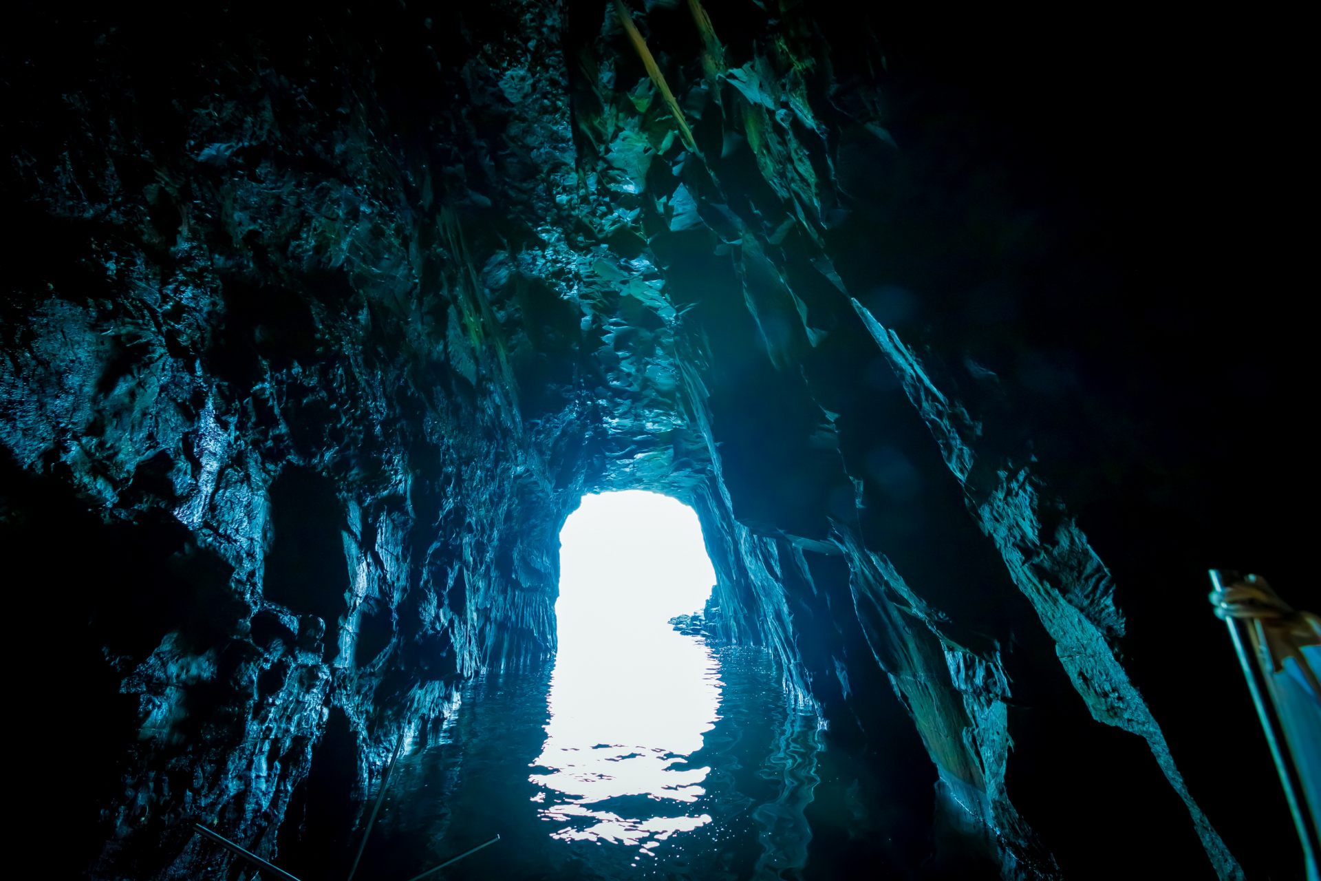 Même avec un mini-bateau, l'entrée de la grotte est difficile à franchir. Mais une fois à l'intérieur de la grotte, une vue magnifique vous entourera.
