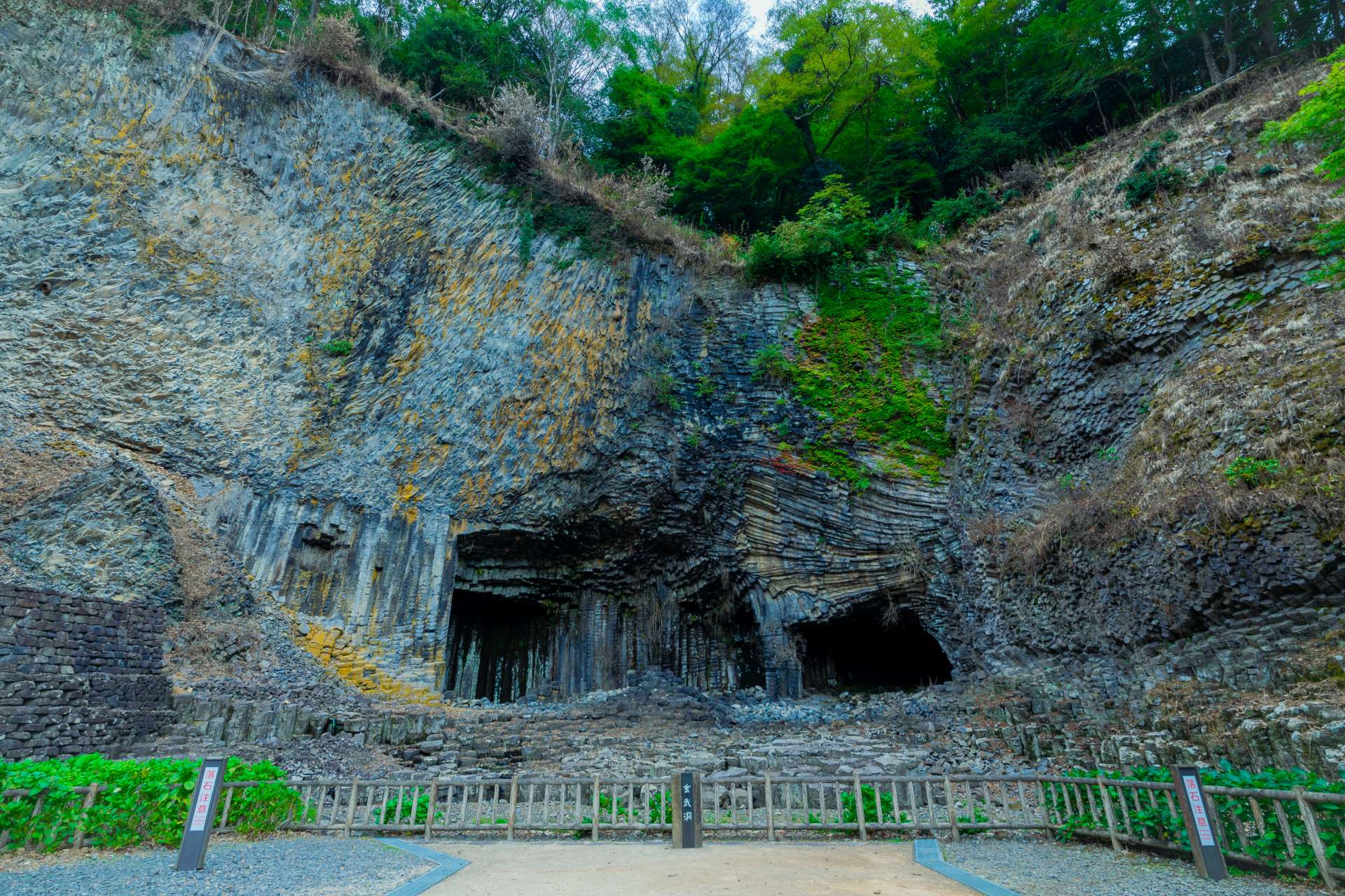La grotte de Genbudo se dresse devant nous, le joint colonnaire, qui ressemble à une magnifique œuvre d'art, est à couper le souffle !