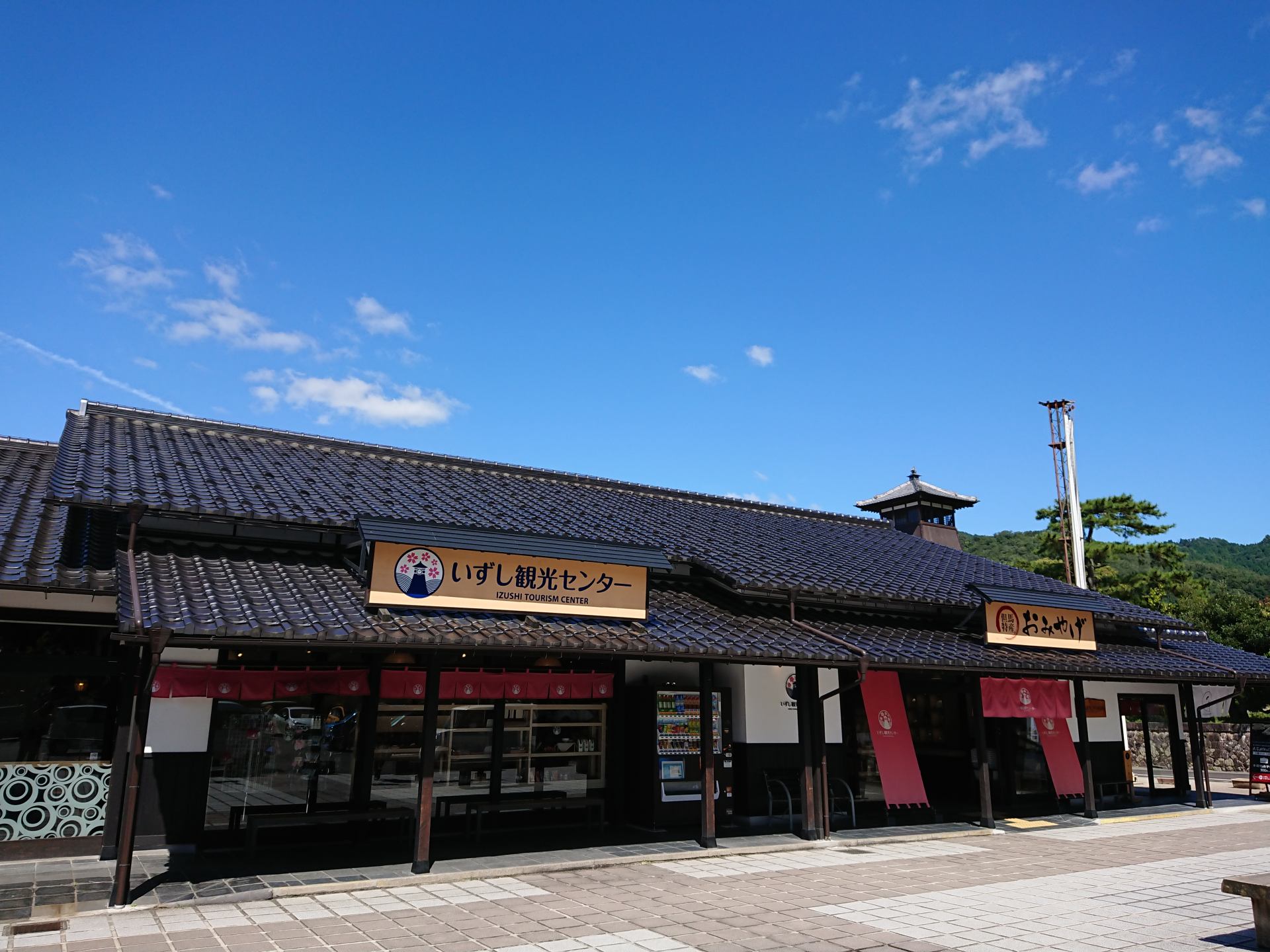 Pasa por el Centro Turístico de Izushi antes de partir. No solo se ofrece información turística, sino también fideos soba y locales.
