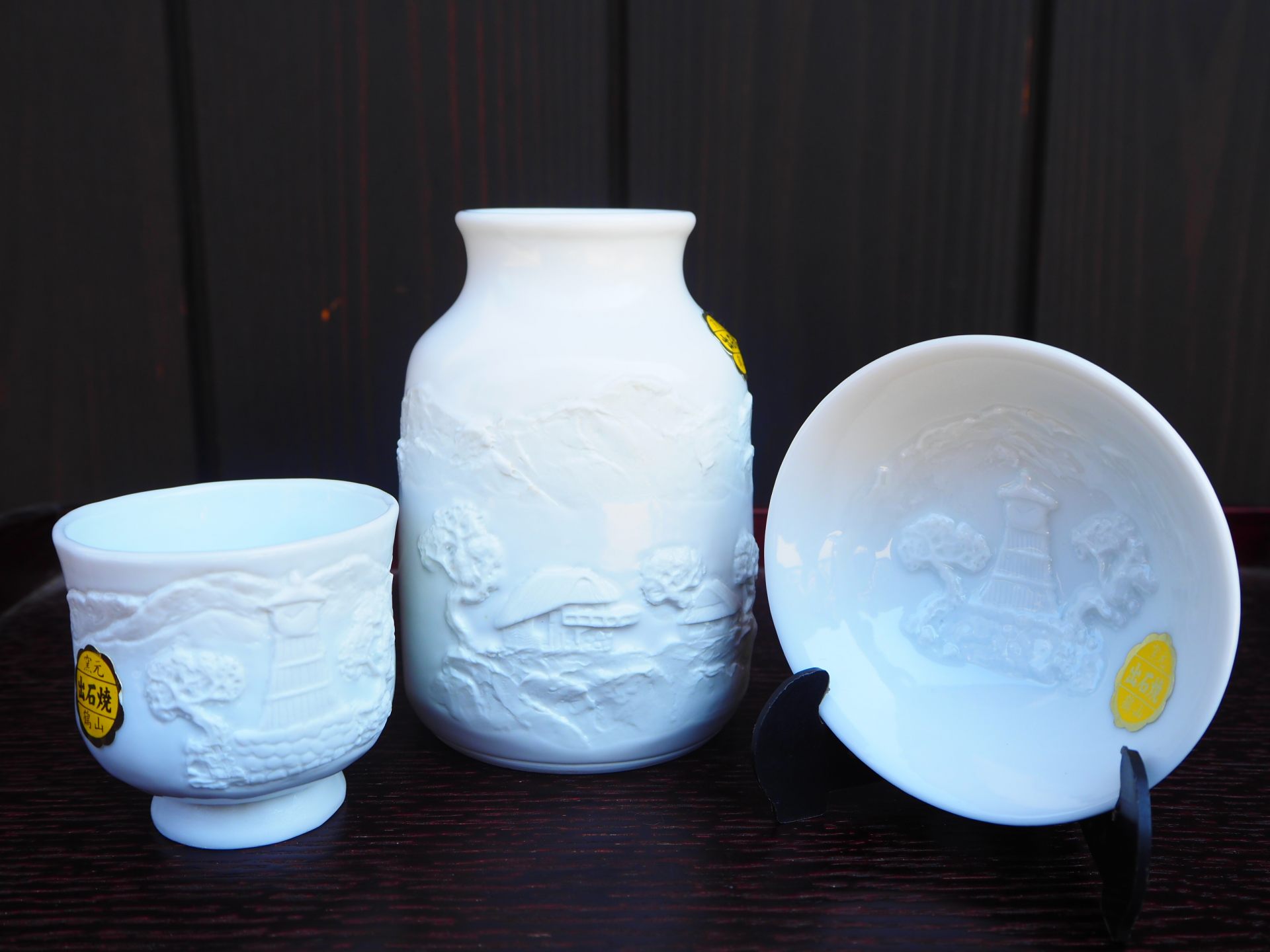出石烧是一种很受欢迎的纪念品，它是一种罕见的白色陶器，表面如丝般光滑，呈白色。