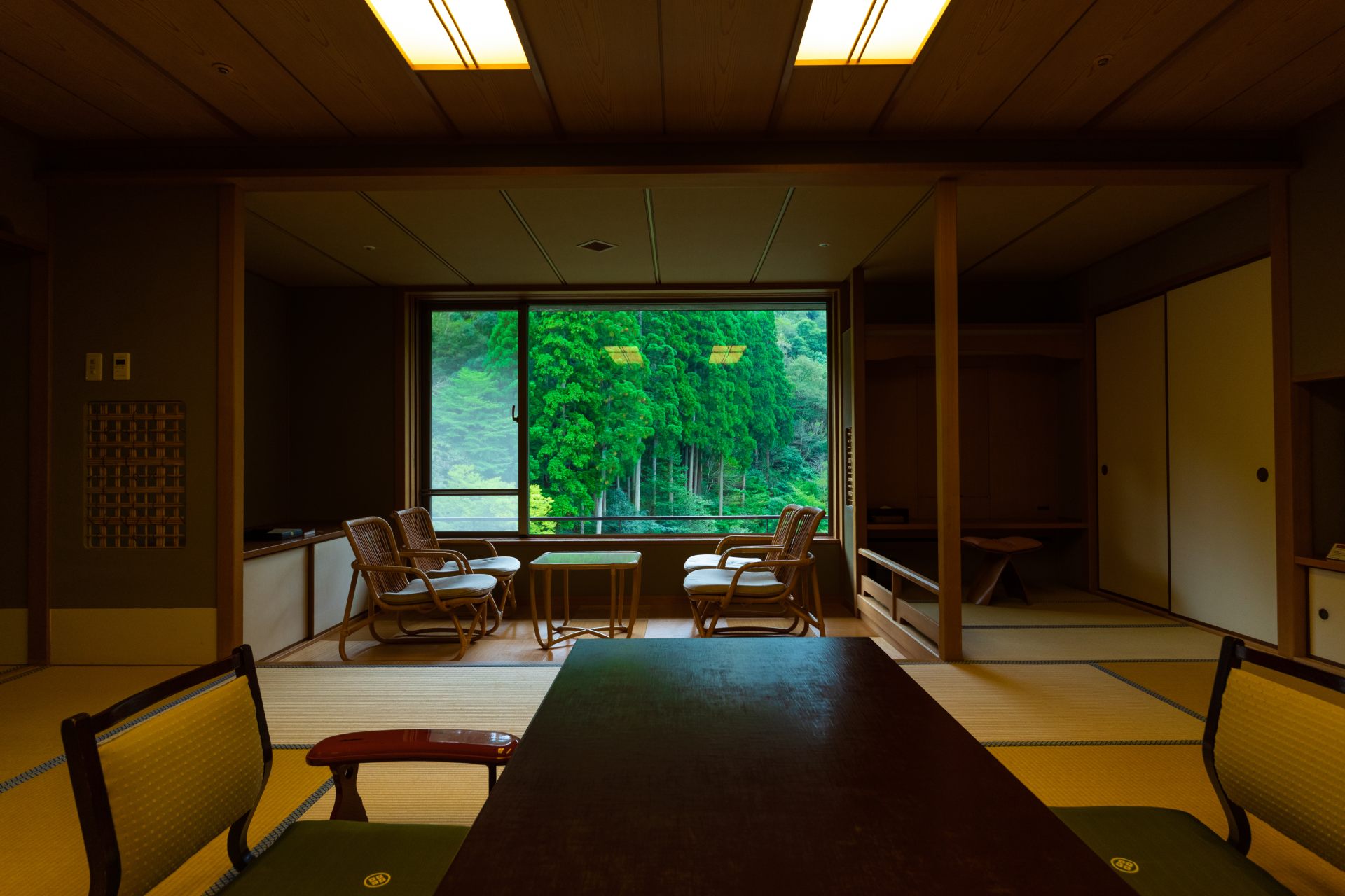 Chambre japonaise standard face au jardin. Espace luxueux et élégant pour vous asseoir. Le dîner sera apporté dans votre chambre.