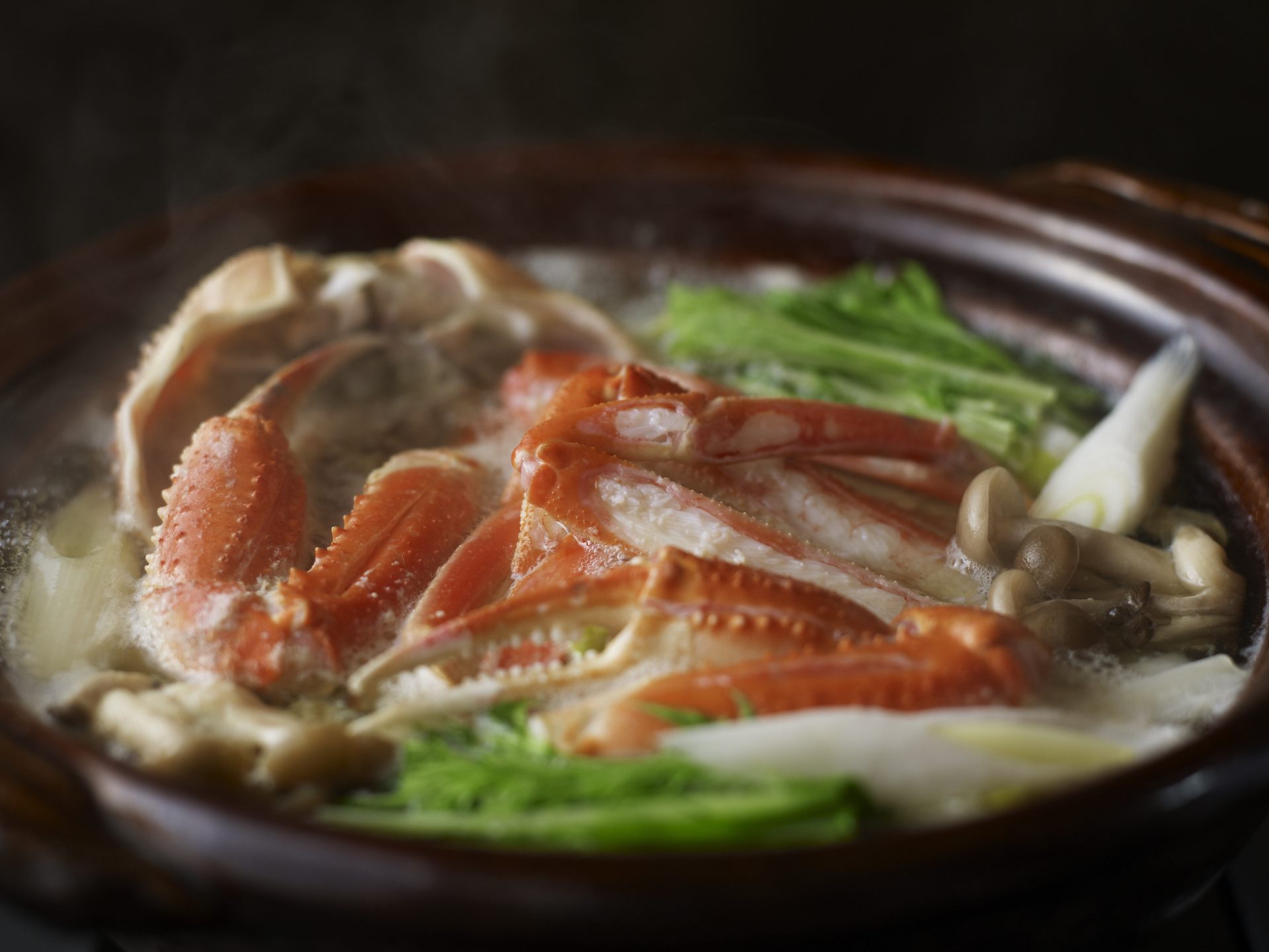 La saison du crabe s'étend de novembre à mars. À Kinosaki Onsen en hiver, les plats de crabe sont incontournables.