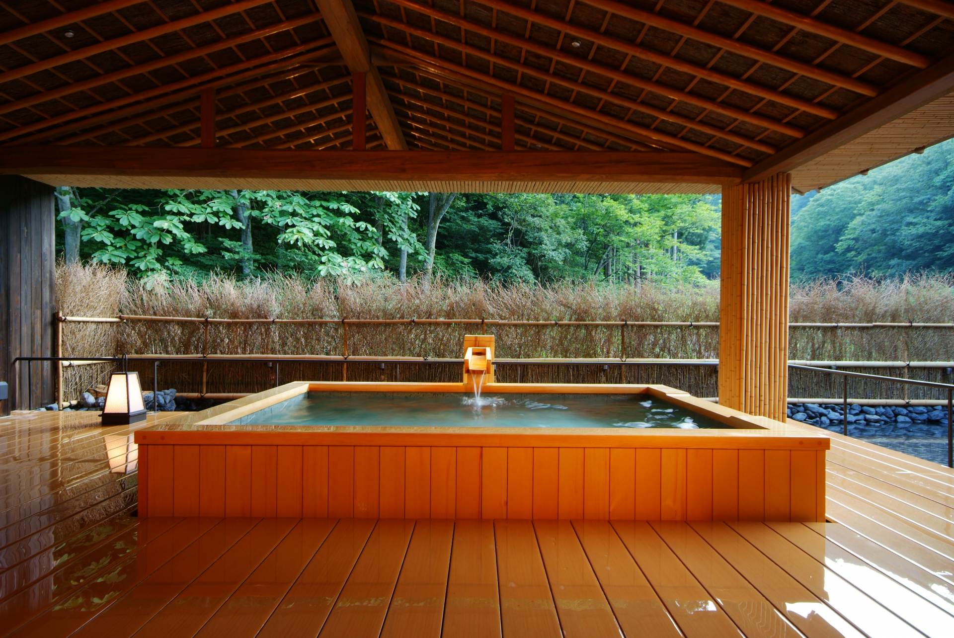 出租私人水療中心很受歡迎。一個房間70分鐘8,800日元（含稅），最多4人。