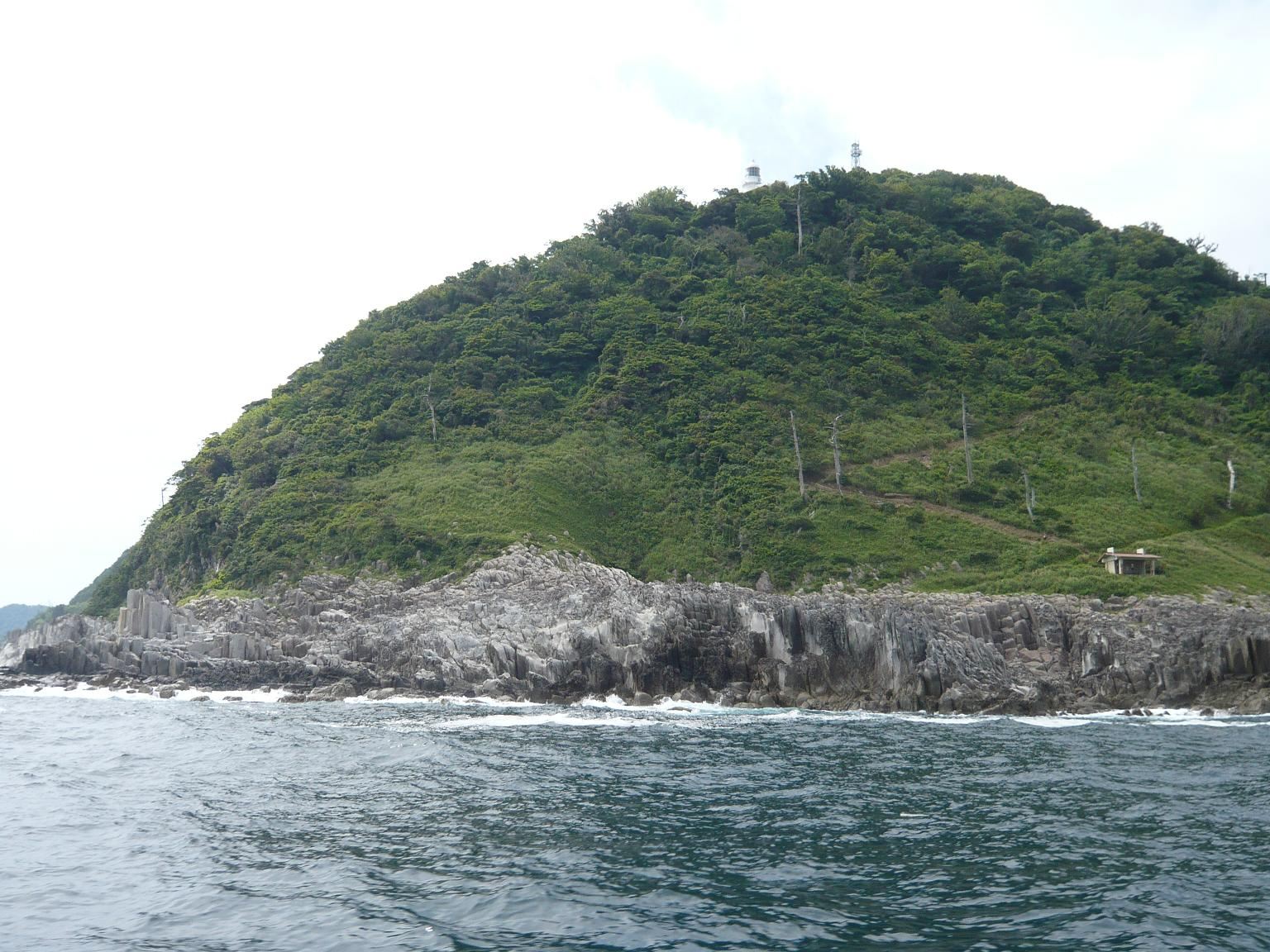 安山岩在 Kyoga-Misaki Cape 形成了雄偉的柱狀節理。