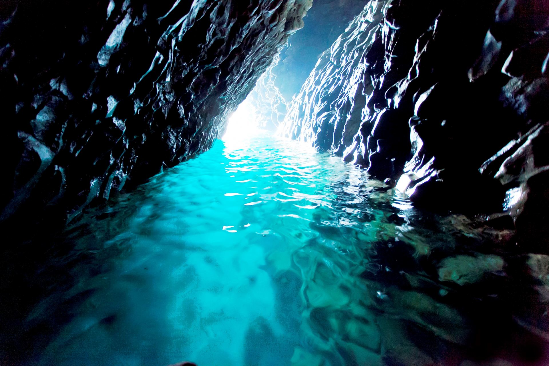 Cautivadora y fantástica “Cueva Azul”. Junto a ella, la "Cueva del amor", que lleva el nombre de la mitología de los pescadores que visitar aquí profundiza el amor.