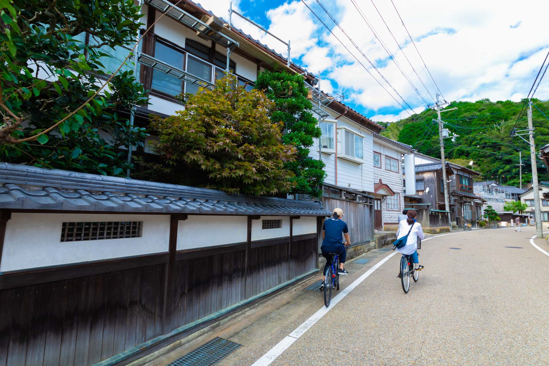 Faire du vélo autour de la ville d'Ine. Il y a des brasseries japonaises locales de saké et des cafés à bateaux.
