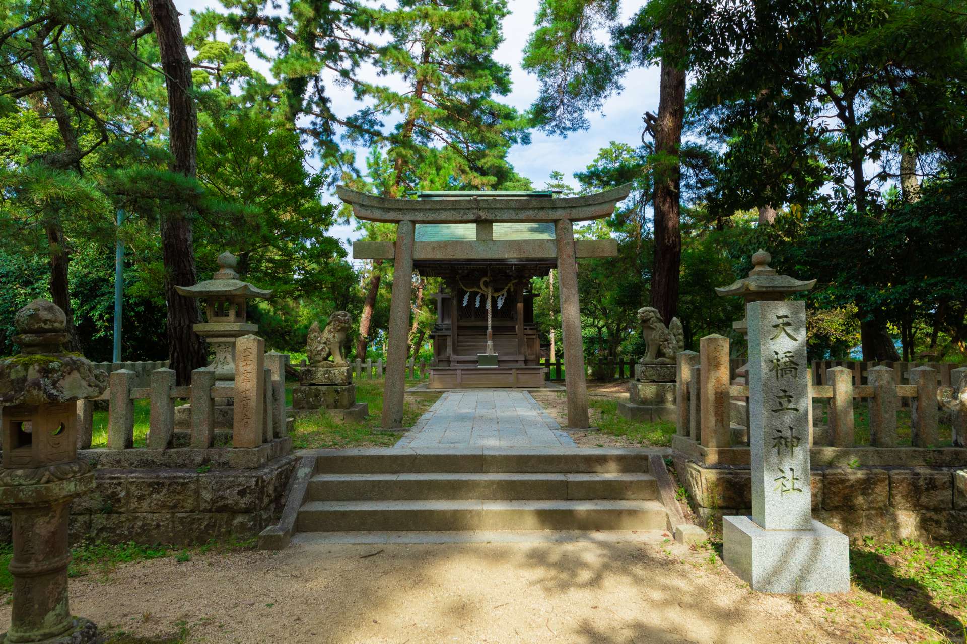 À mi-chemin, se trouve le sanctuaire d'Amanohashidate, un endroit populaire pour faire des vœux romantiques.