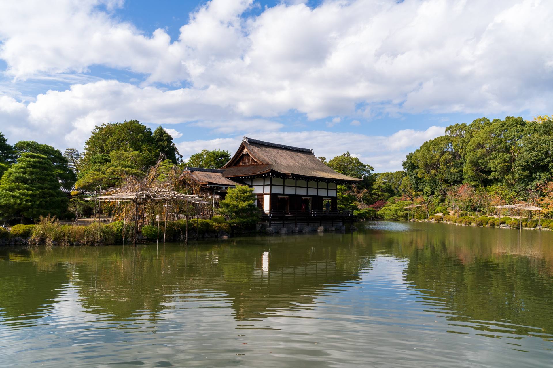 Shobikan guest house stands beside Seiho-ike Pond in the East Garden and is not usually open to the public.