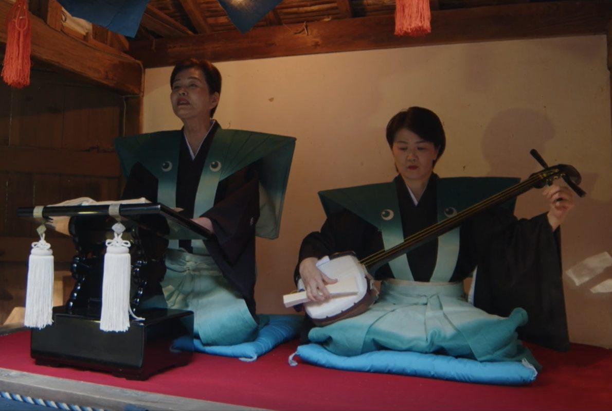Une histoire est produite avec de la musique shamisen et un conteur. La performance virtuose brille par une interaction exquise