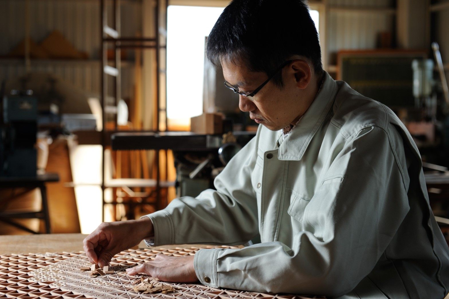 Yuji Kuroda , un maître artisan Kumiko qui a remporté le prix du Premier ministre