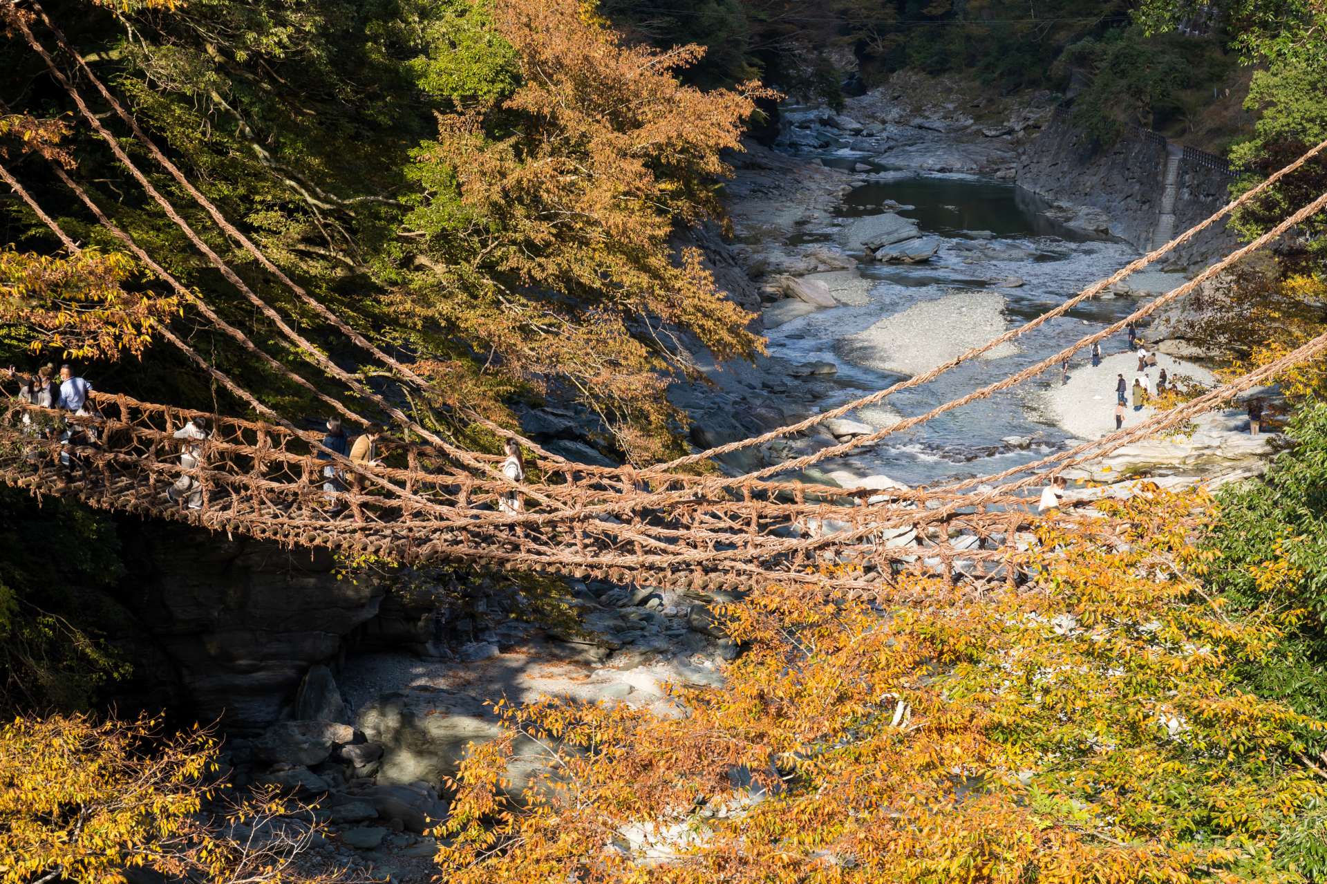 Pont de Kazura à Iya. Le charme et le frisson ne peuvent être ressentis qu'en traversant le pont.
