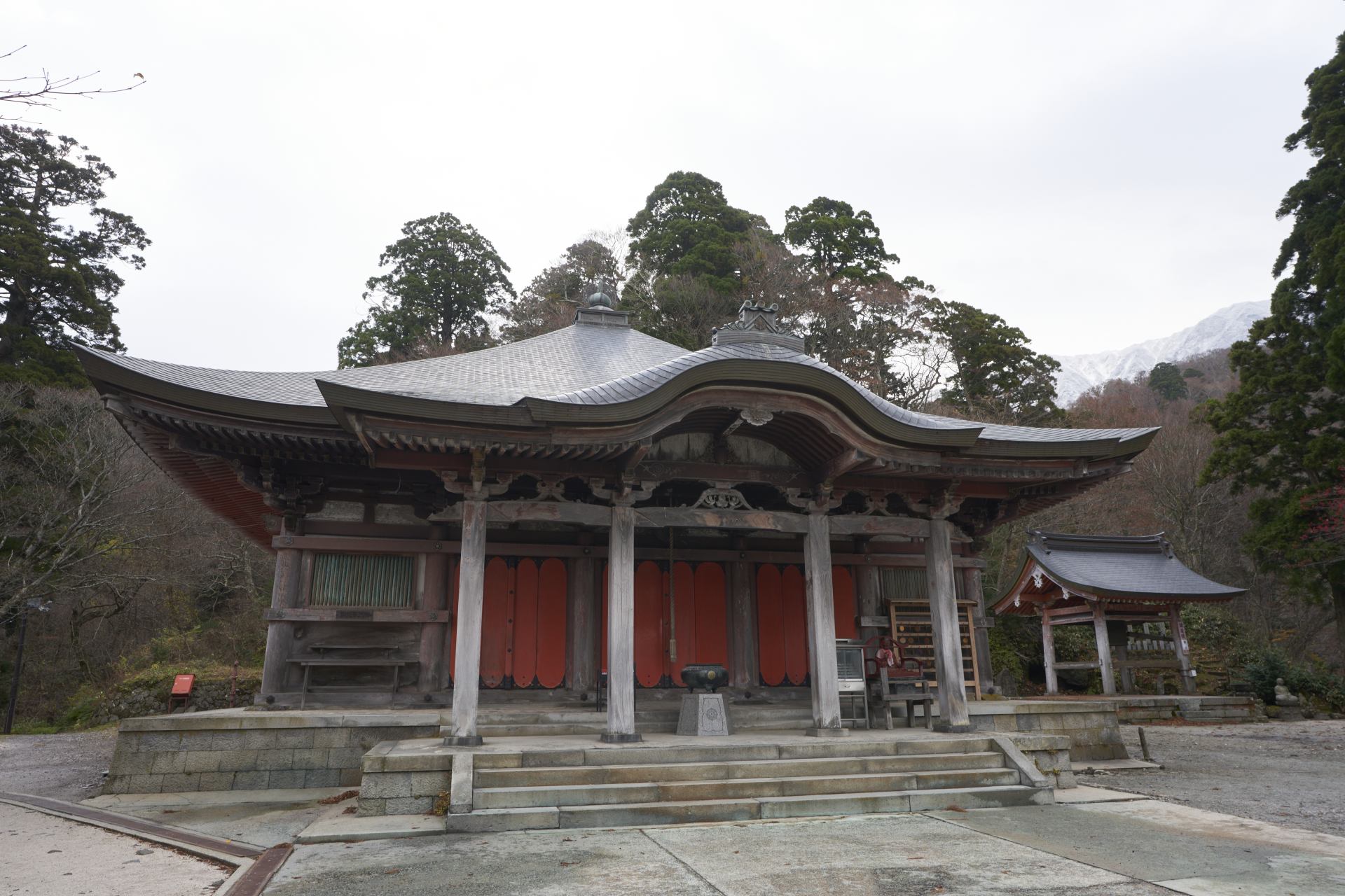 Le hall principal du temple Daisenji se dresse à mi-hauteur du mont Daisen. L'apparence majestueuse étire votre colonne vertébrale