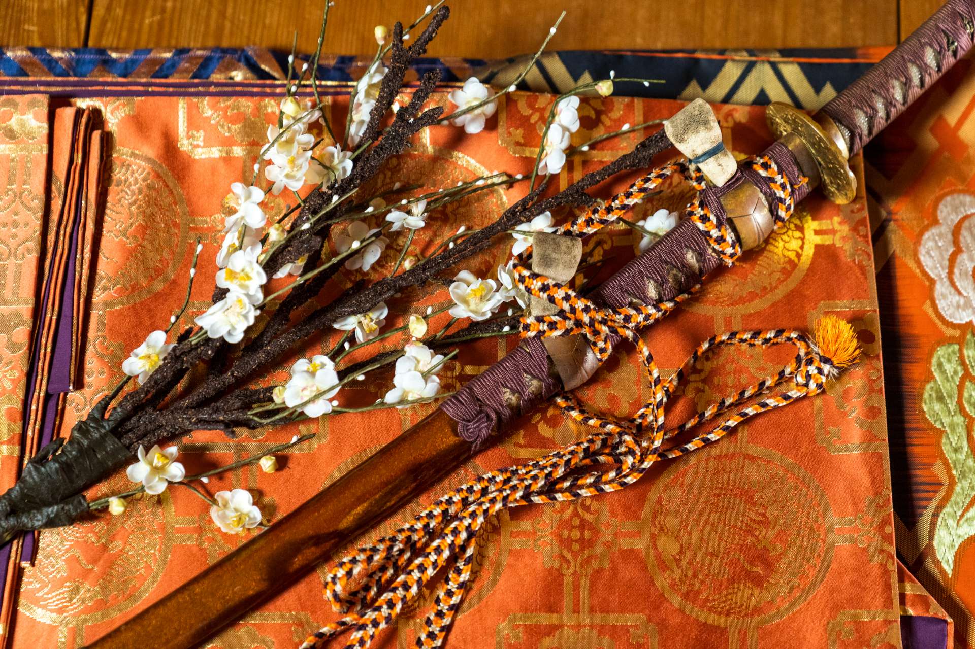 Accessoires qui imitent la prune et l'épée du carquois d'Ikuta no Mori. Un gros point dans l'histoire du carquois