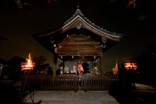 Projection spéciale de Takigi-noh avec la vue nocturne de Kobe en arrière-plan de "Tenku no Mori"