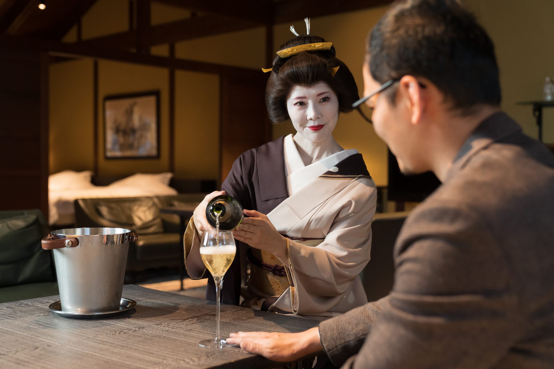 El sake servido por una geisha tiene un sabor especial.