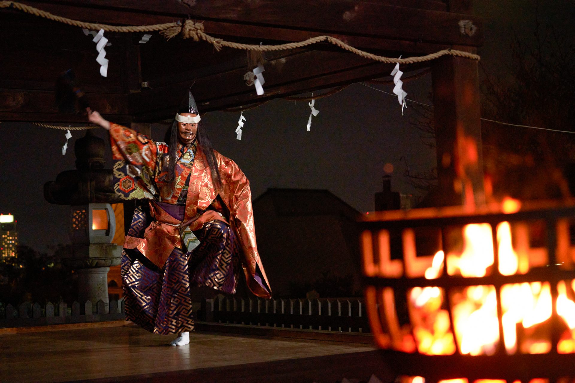 La danza del Noh tiembla, como si en ella habitara el espíritu del joven samurái del personaje principal.