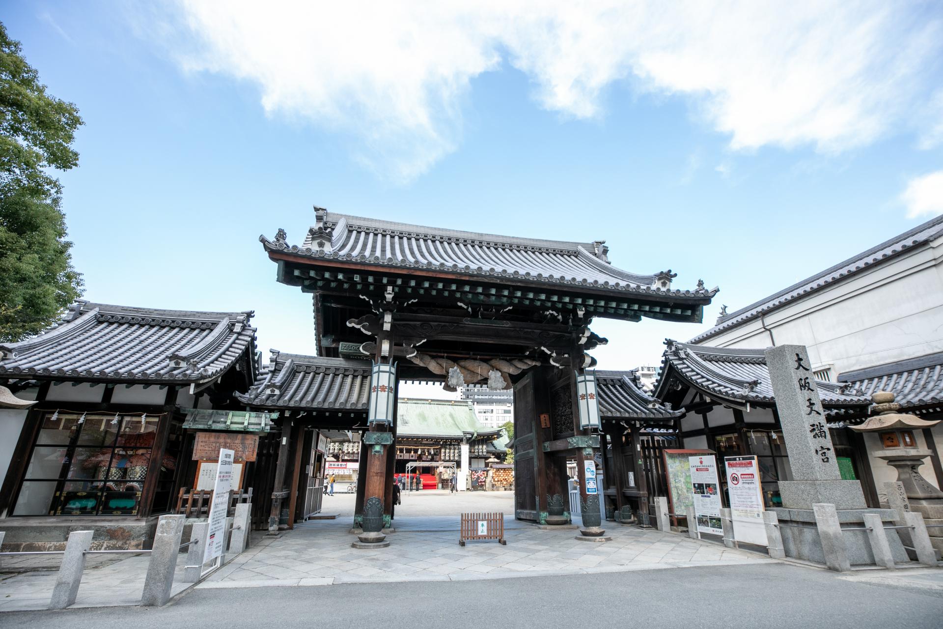 Enchâssé dans le centre de la ville d'Osaka, il attire de nombreux fidèles tels que la population locale et les commerçants.