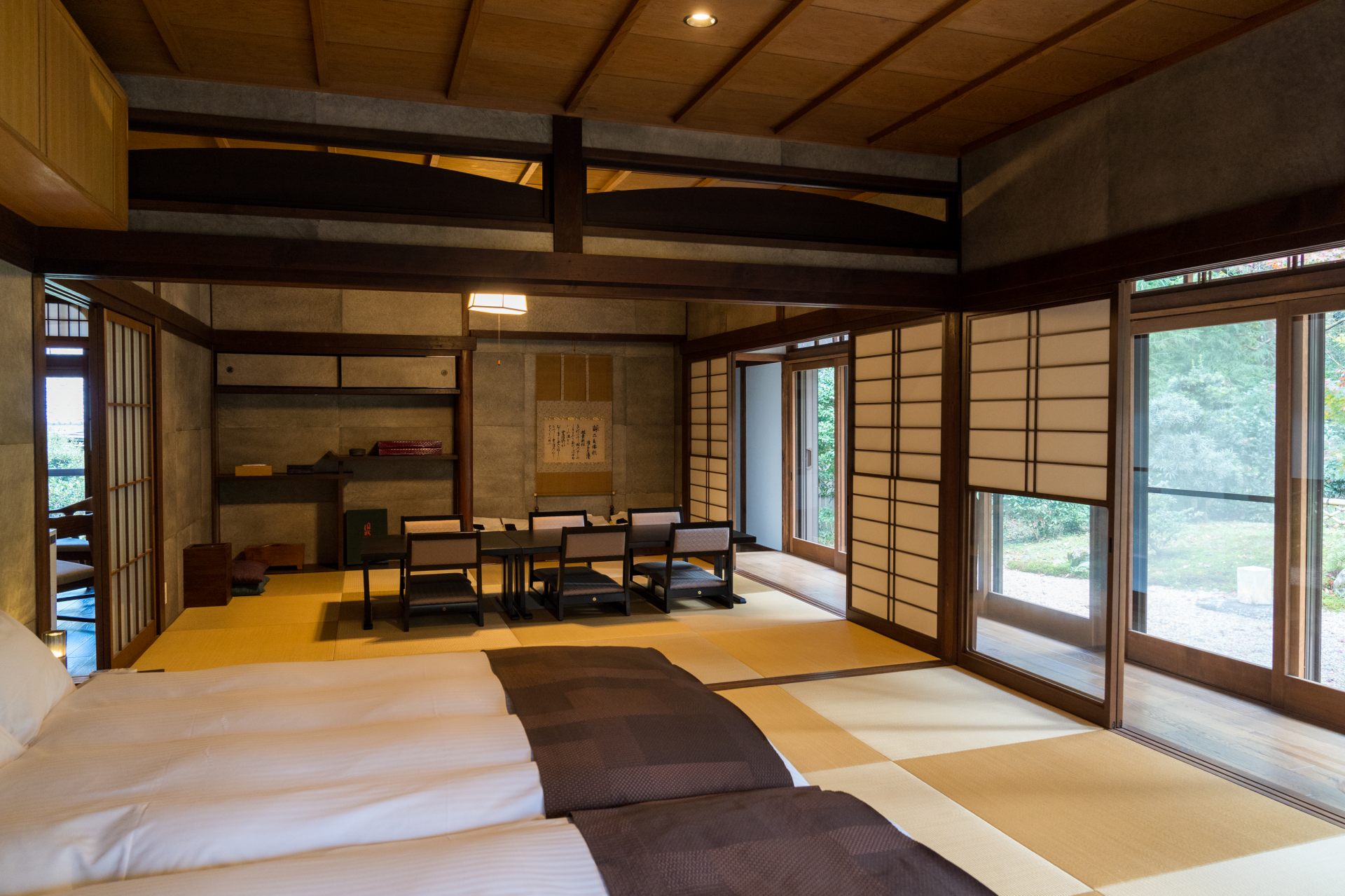 Chaque chambre a une atmosphère japonaise, avec une vue sur le jardin à travers les paravents shoji.