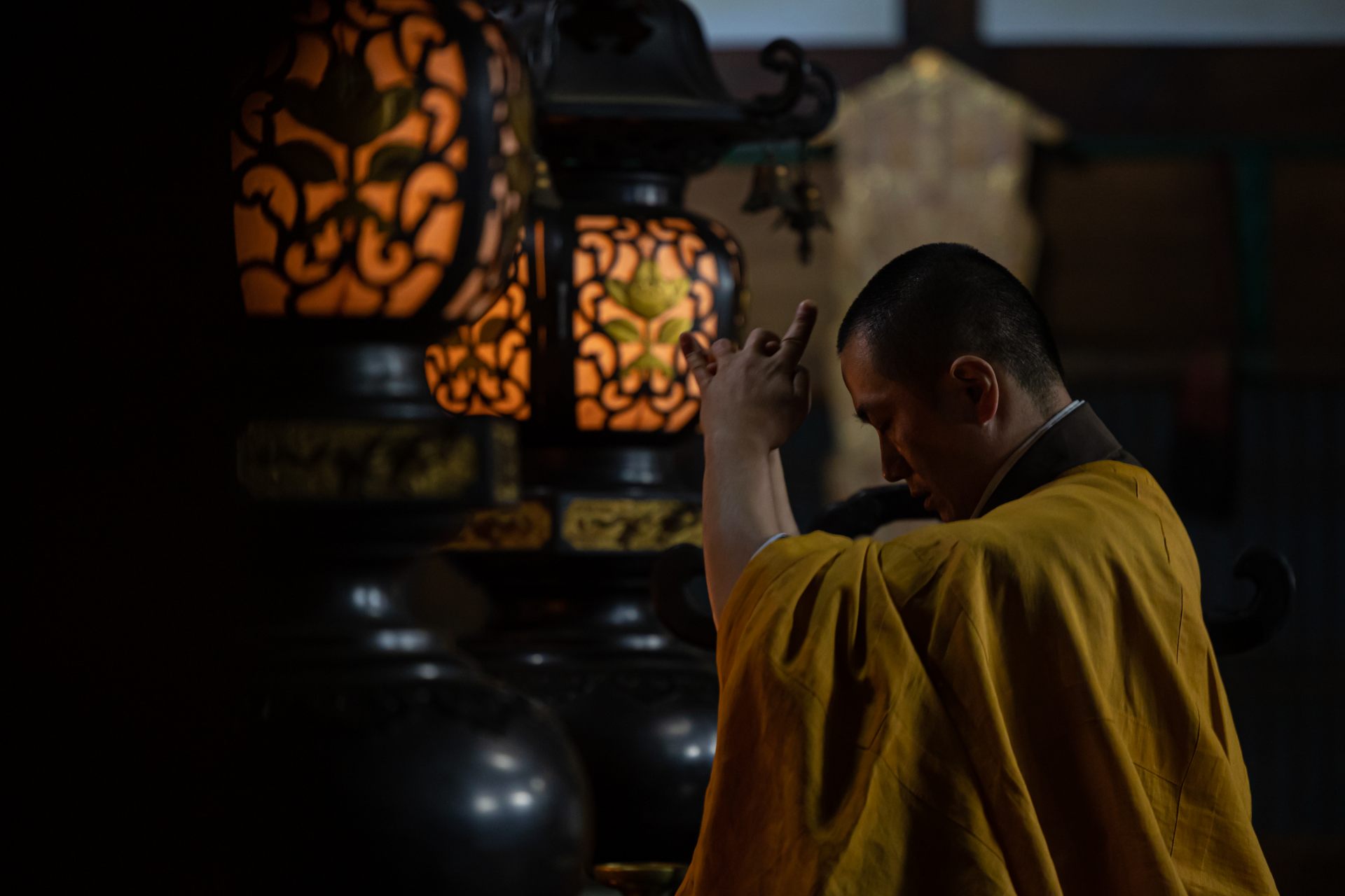 Le service est effectué par les gestes du maître conformément à l'étiquette cérémonielle du bouddhisme ésotérique Tendai.