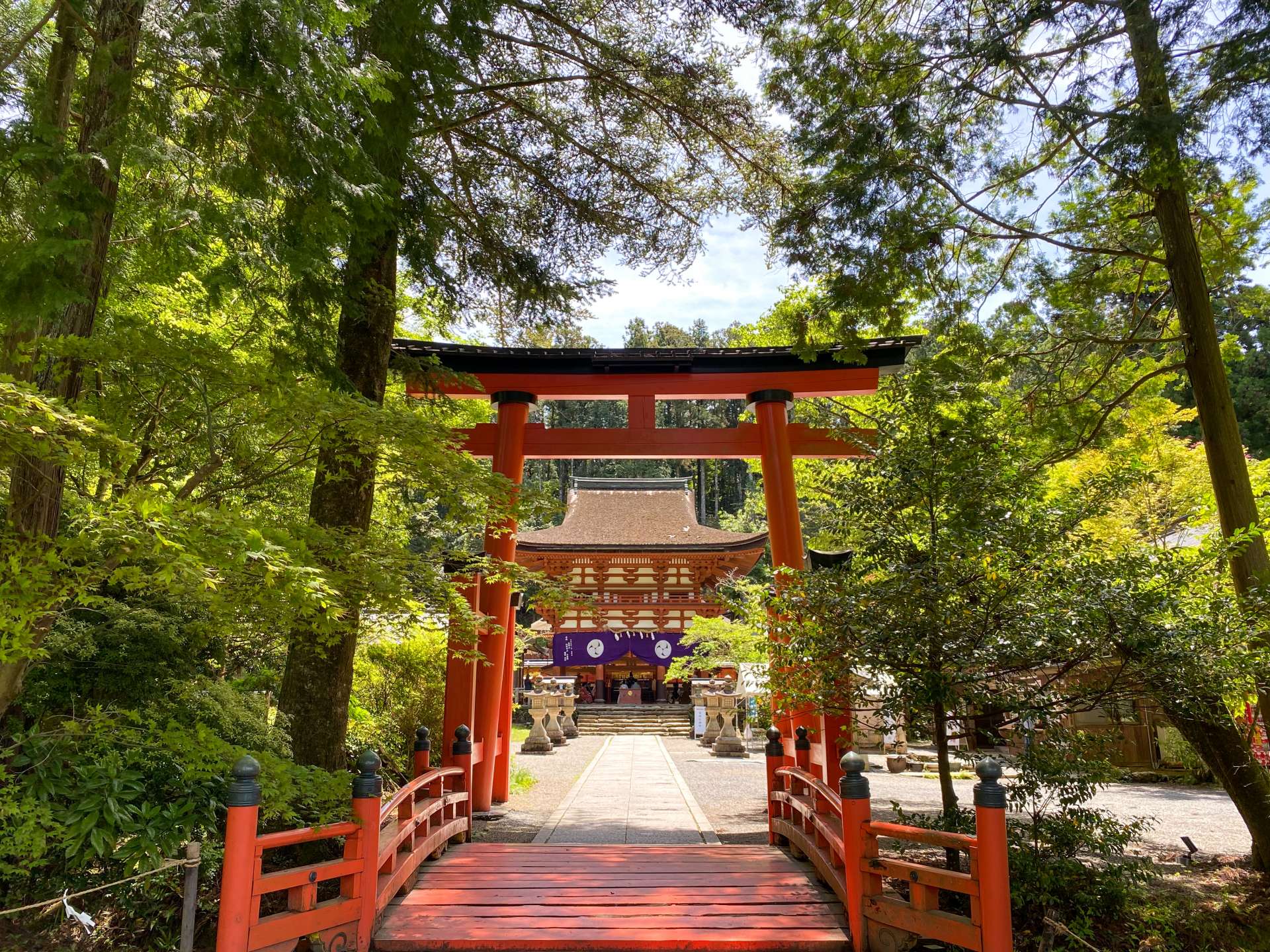 La porte de la tour du sanctuaire Niutsuhime-jinja. Il a été construit à l'époque de Muromachi (1336-1573) dans le style irimoya-zukuri avec un toit de chaume façonné à partir d'écorce de hinoki (cyprès japonais).