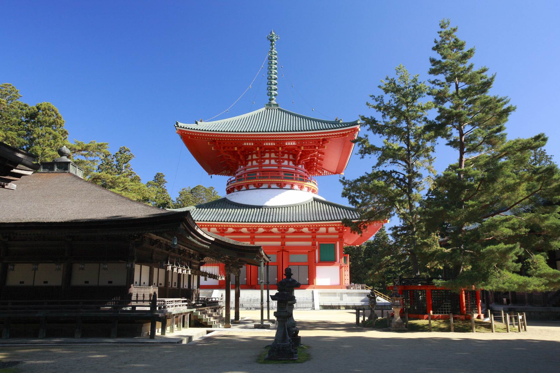 La pagode Konpon Daito qui surplombe le complexe du temple Danjo Garan a été construite comme base d'entraînement pour le Grand Prêtre Kukai, et serait la première pagode de style "tahoto" à deux niveaux au Japon.
