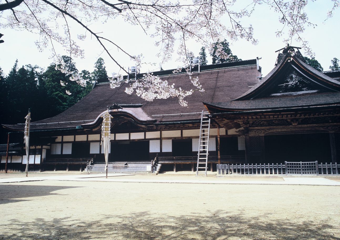 Le temple principal de Kongobu-ji a été détruit par des incendies à plusieurs reprises. Le bâtiment actuel a été reconstruit en 1863.