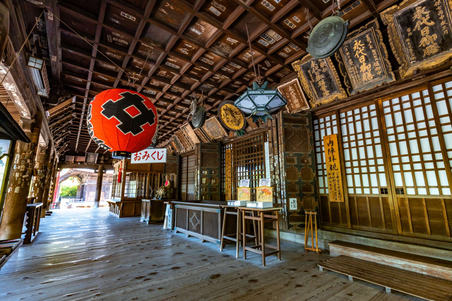Le hall principal est le plus grand de tous les temples le long du pèlerinage de Saikoku (Saigoku) 33 Kannon.