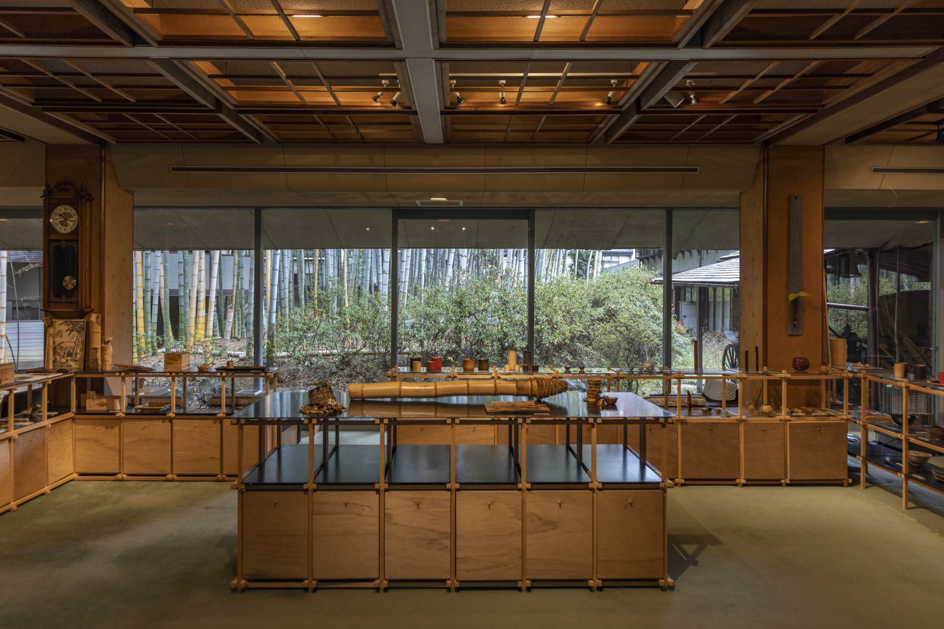 竹生園の内装は、竹材の自然な温かみを感じさせる。