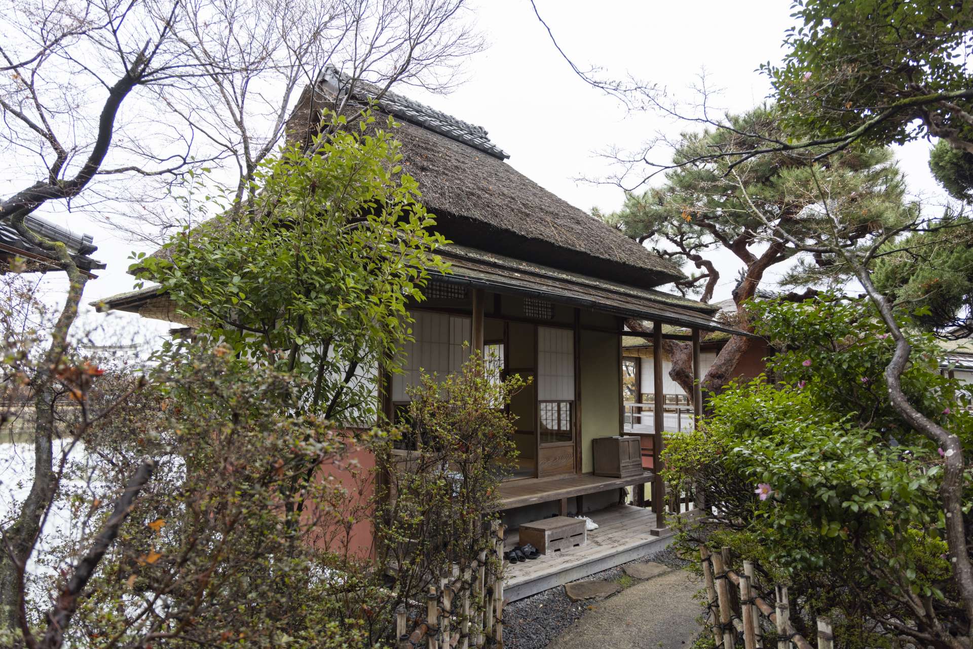 錦水亭のダイニングルームは、ゲストを自然と日本の伝統文化の世界へといざなう。