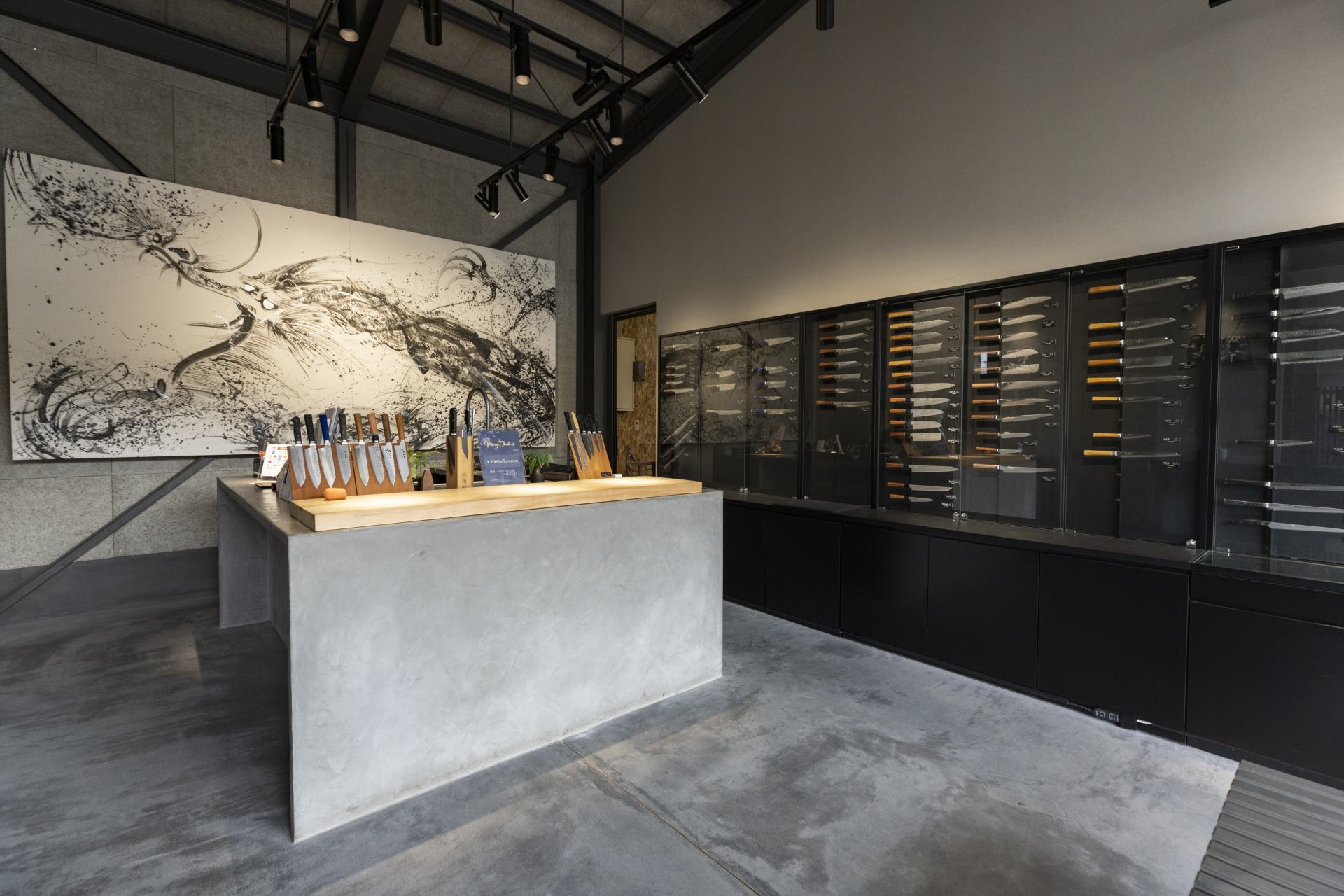 The wide selection of knives and the dragon ink painting leave an impression on visitors as soon as they enter the Ryusen studio.