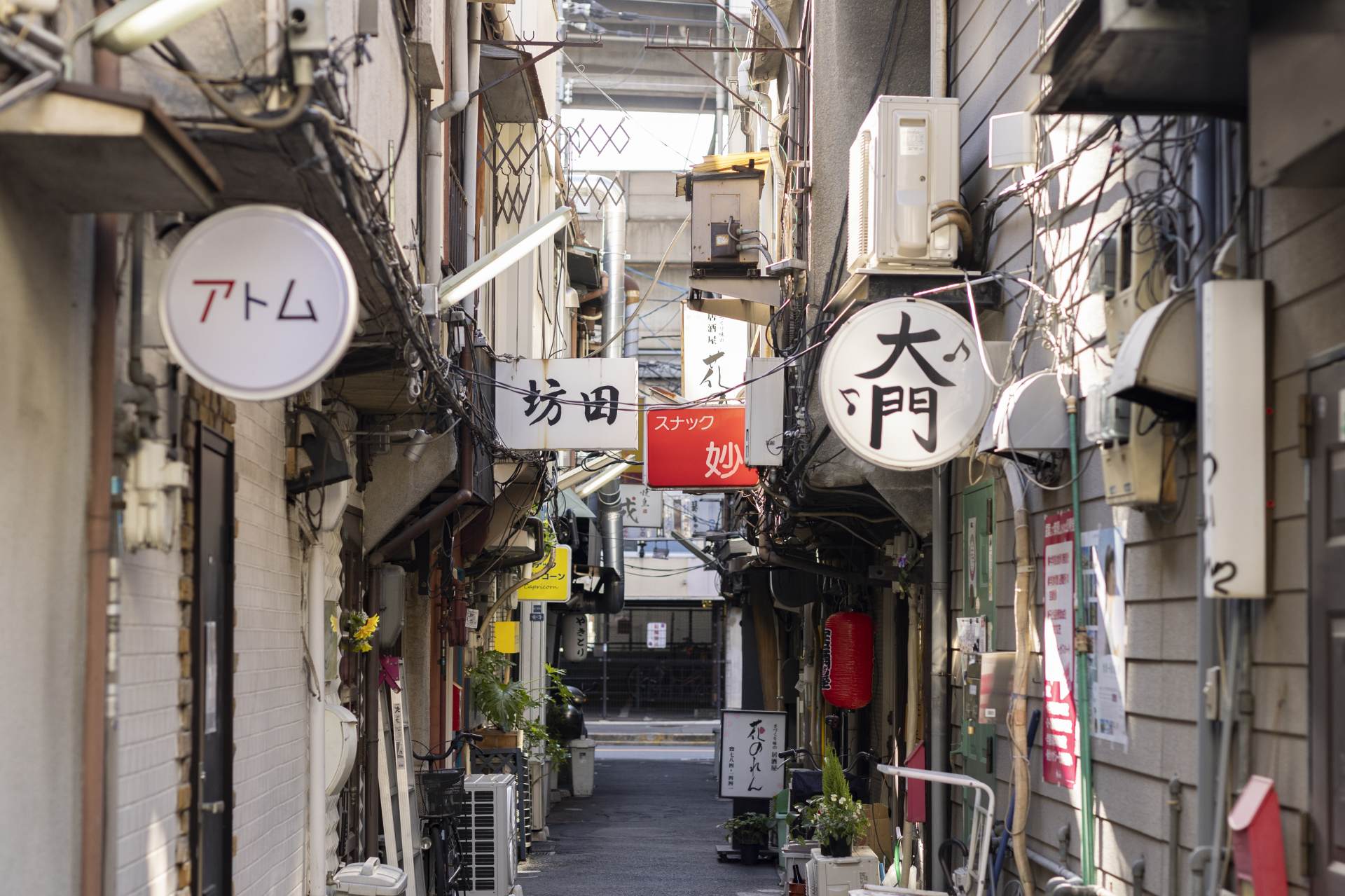 レトロなバーが軒を連ねる路地。これらは日本のナイトライフの魅力であり、未来に残したいものだ。