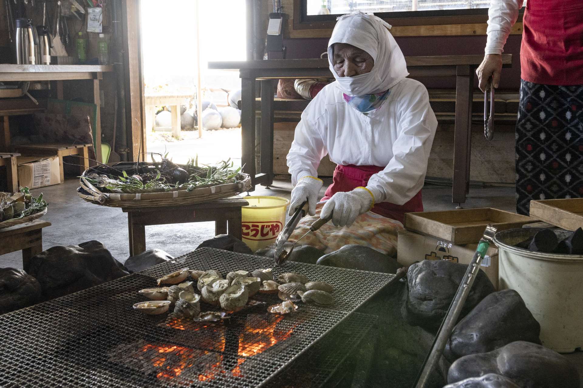引退した海女たちがレストランでお客様を迎え、彼女たちの料理と文化を私たちに伝え続けている。