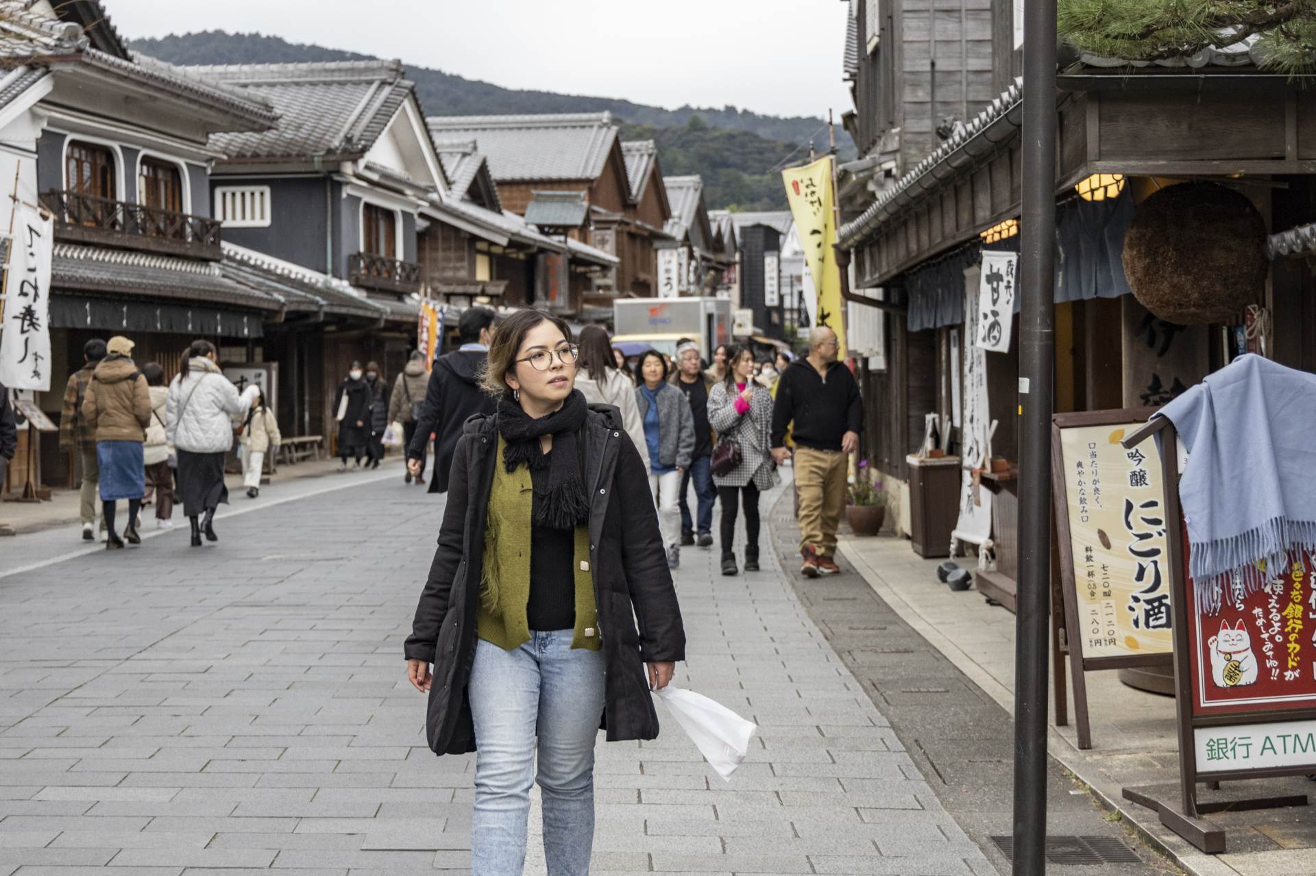 Wandering around the merchant streets outside of the shrine: the area is lively with visitors, though it must have been just as thriving back when it was a pilgrimage point for people in the Edo-period.