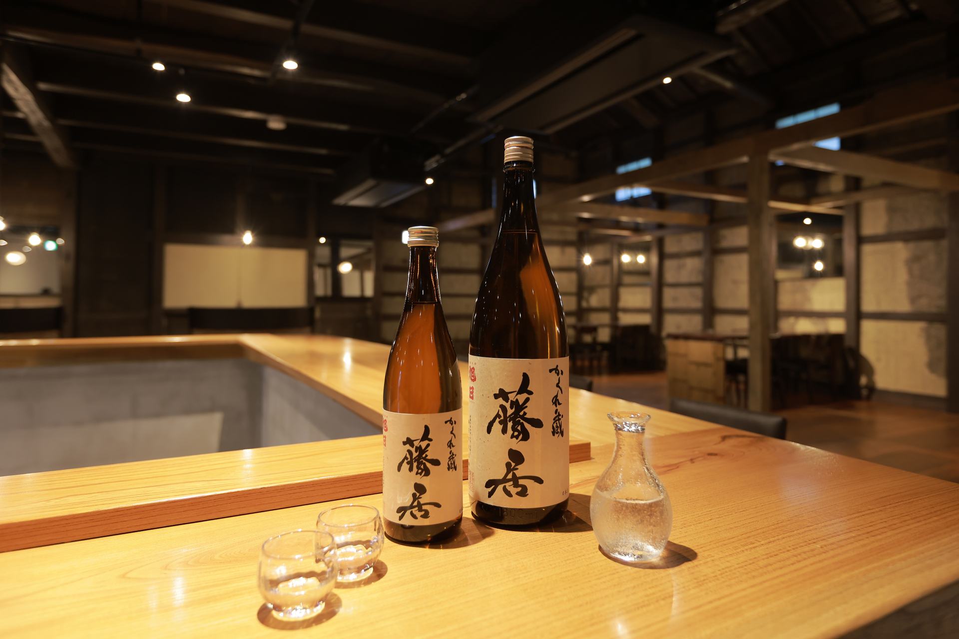Sipping sake at the auspicious zelkova wood counter for a special delight. 
