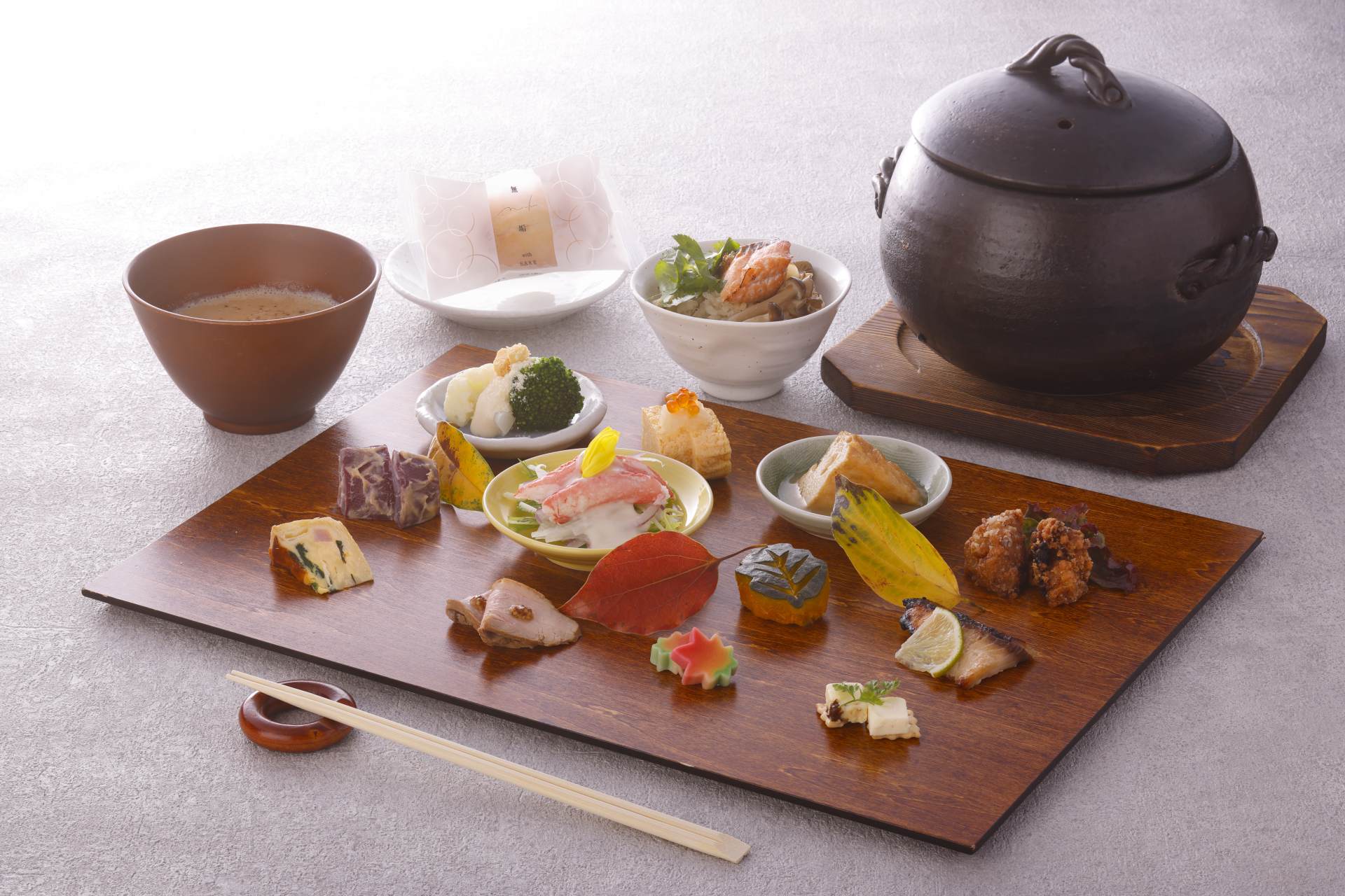 A monthly renewed lunch of small bites with sake lees side dishes and dessert for 2,500 yen