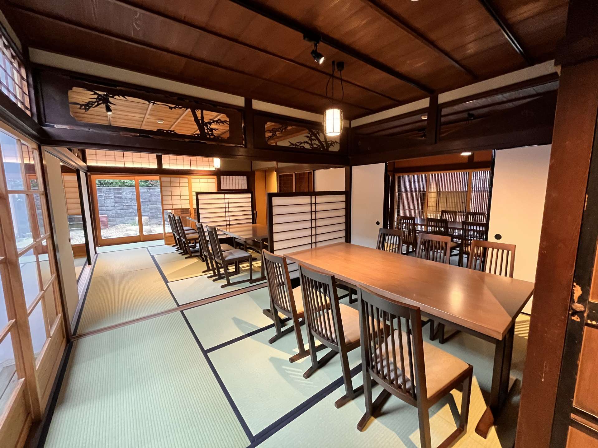 A lively counter awaits inside alongside tatami rooms overlooking the central courtyard.