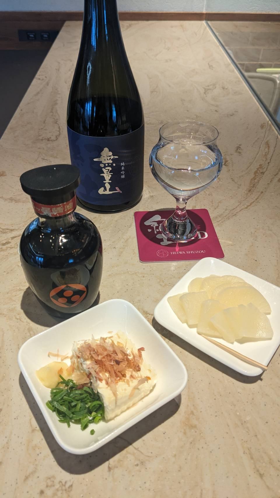 Dishes crafted with a focus on Wakayama prefecture's produce and condiments pair well with the sake.