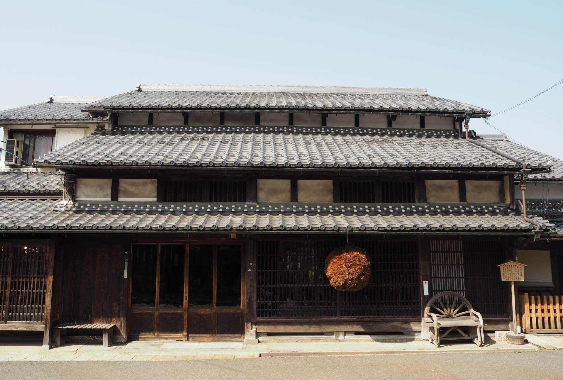 江戸時代に建てられた酒蔵の主屋は国の登録有形文化財