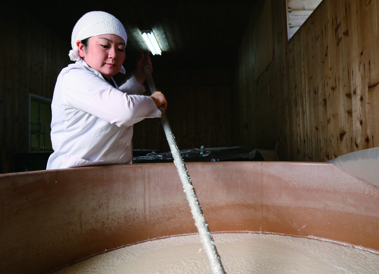 Adhering to traditional sake brewing by hand, sparing no effort or time.