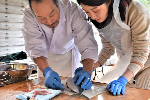 Expérience de fabrication de sashimi de poisson local de saison fraîchement pêché d'Ine